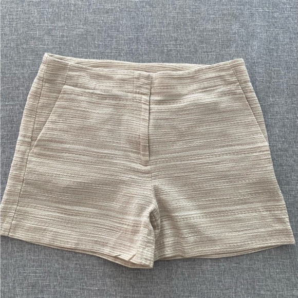 LOFT Pants - Loft Women's beige and white Shorts Textured 15 inch wide and 13 inch Length